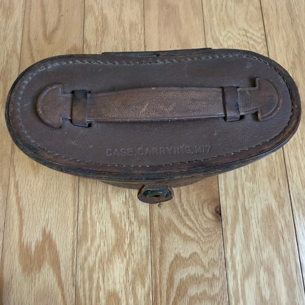 WWII Vintage Universal Camera Corp M17 Binoculars with Leather‎ Carrying Case
